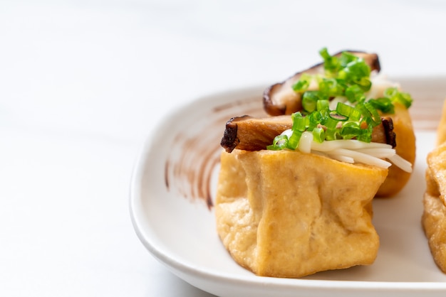 Gegrillter Tofu mit Shitake-Pilz und goldenem Nadelpilz