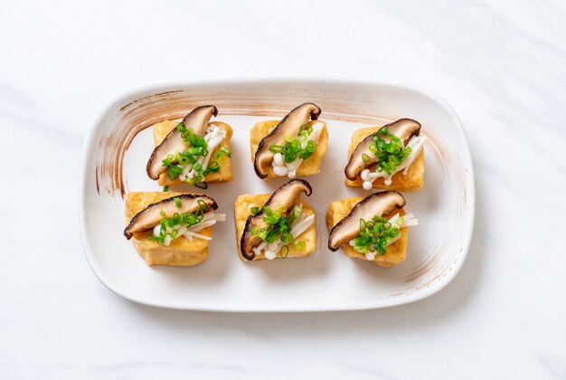 Gegrillter Tofu mit Shitake-Pilz und Pilz mit goldener Nadel