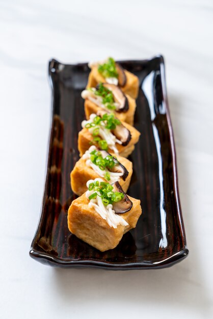 Gegrillter Tofu mit Shitake-Pilz und Pilz mit goldener Nadel