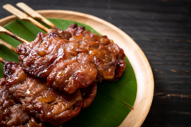 gegrilltes aufgespießtes Milchschweinefleisch mit weißem klebrigem Reis