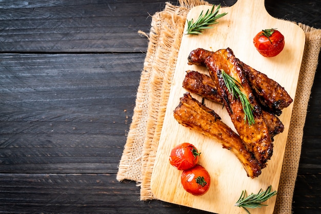 Gegrilltes Barbecue Ribs Schweinefleisch