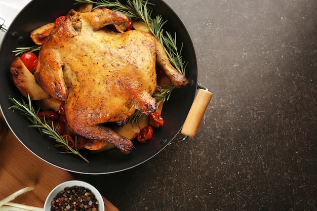 Gegrilltes Bierdosenhähnchen im Wok auf dem Tisch