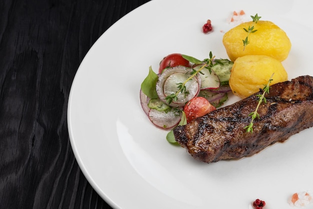 Gegrilltes Black-Angus-Lendensteak mit Gemüse