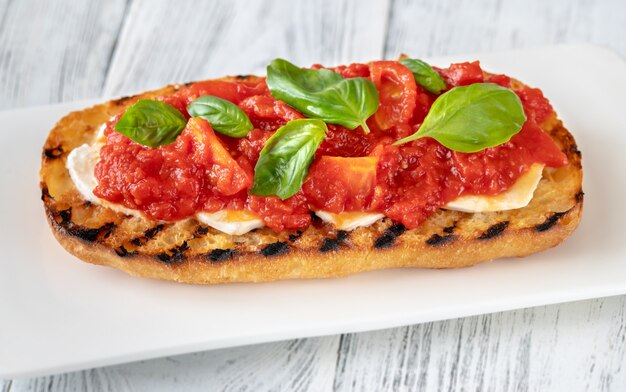 Gegrilltes Brot mit Mozzarella und pürierten Tomaten