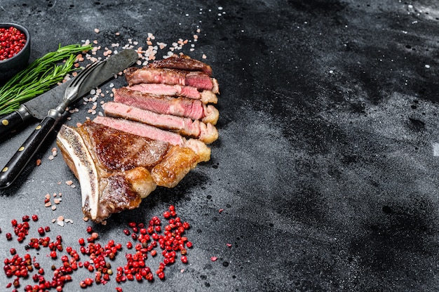 Gegrilltes Cowboy- oder Ribeye-Rindersteak mit Kräutern und Gewürzen