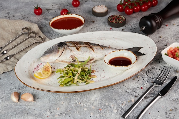 Gegrilltes Dorado mit roten Zwiebeln auf einem Teller