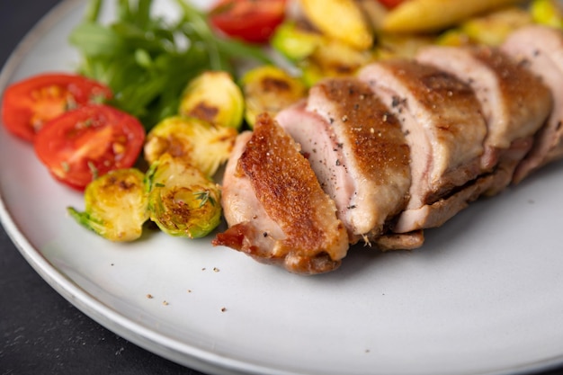 Gegrilltes Entenbrustfilet mit Rosenkohl, Mini-Maiskirschtomaten und Rucola