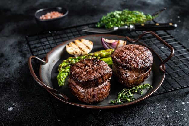 Gegrilltes Filet Mignon Steak mit geröstetem Spargel Schwarzer Hintergrund Ansicht von oben