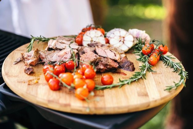 Foto gegrilltes fleisch auf dem grill legte einen hölzernen metzger