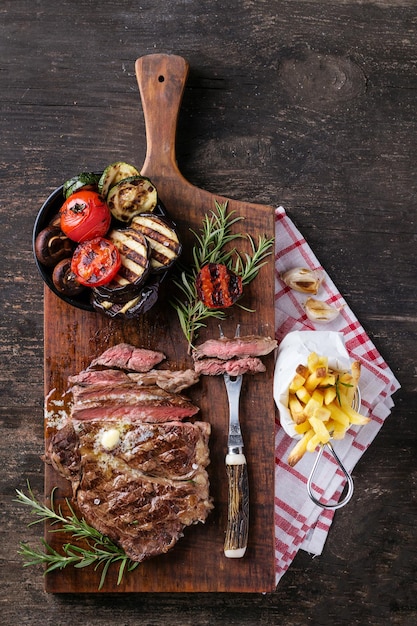 Gegrilltes Fleisch auf dem Schneidebrett