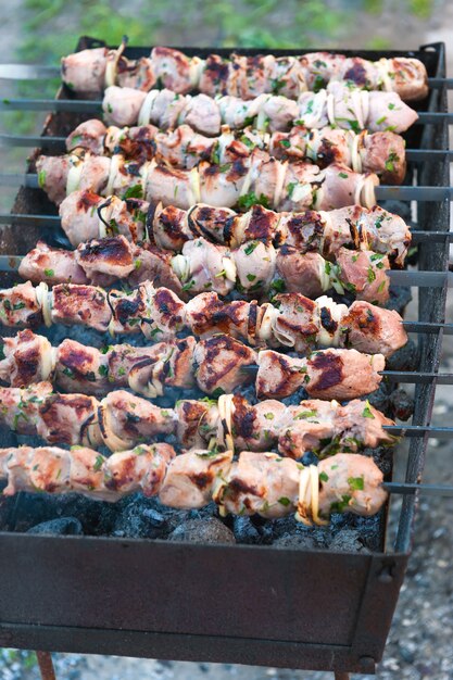 Gegrilltes Fleisch auf einem Grill.