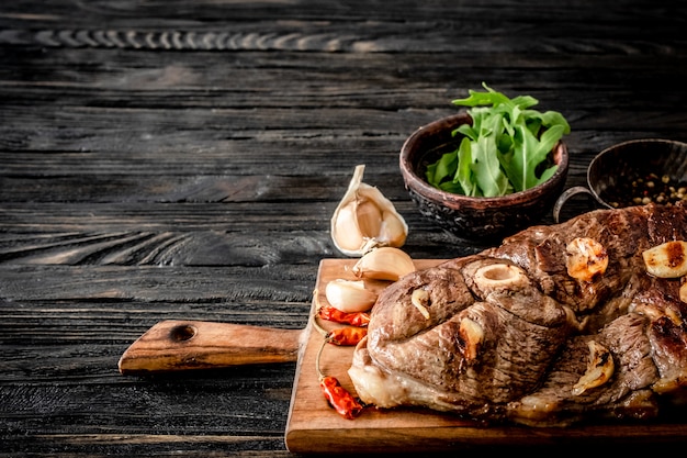 Gegrilltes Fleisch auf einem Tisch