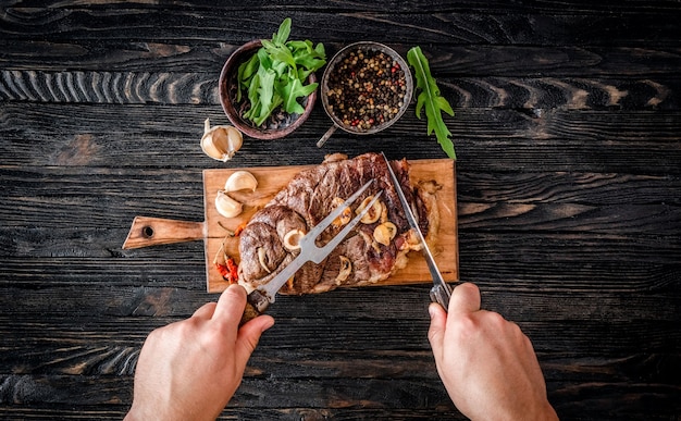 Gegrilltes Fleisch auf einem Tisch