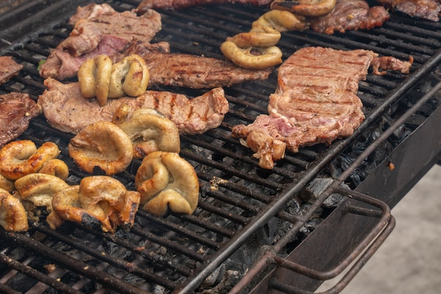 Gegrilltes Fleisch aus Kohle.