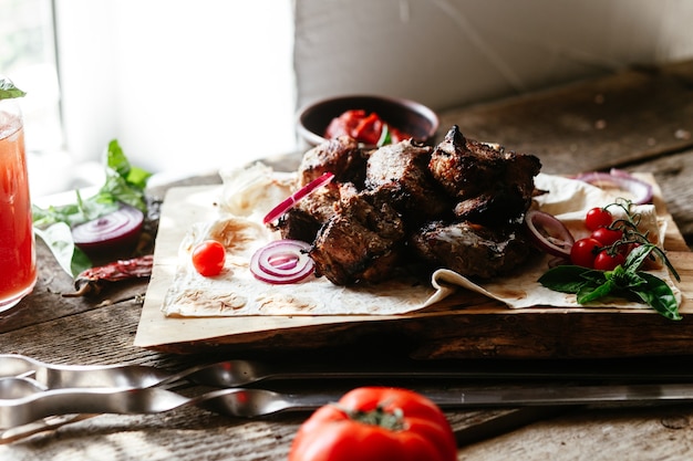 Gegrilltes Fleisch mit Gemüse auf Fladenbrot Schaschlik