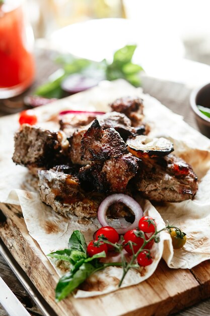 Gegrilltes Fleisch mit Gemüse auf Fladenbrot Schaschlik