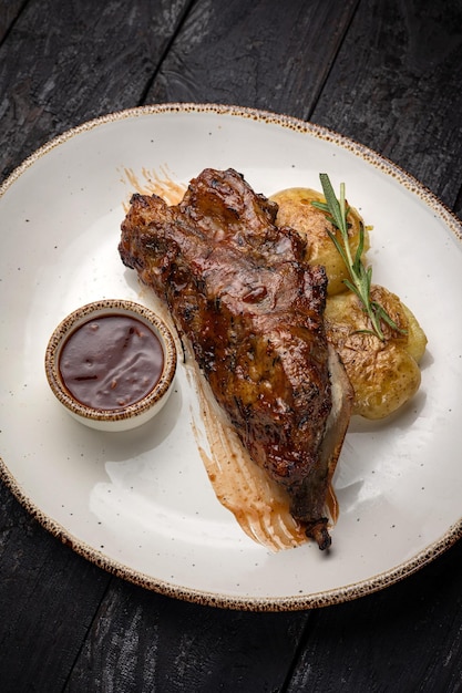 gegrilltes Fleisch mit Gemüse und Gewürzen