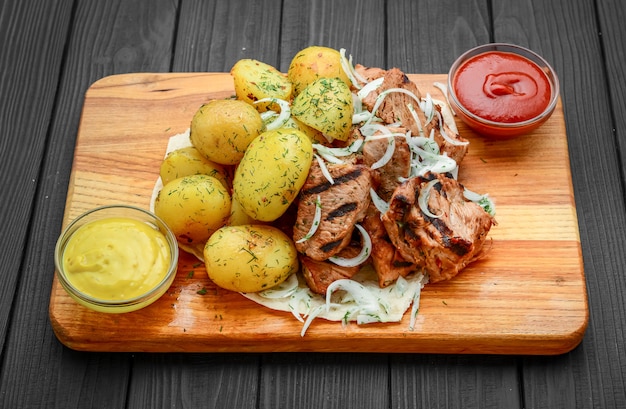 Gegrilltes Fleisch mit Salzkartoffeln und Gemüse