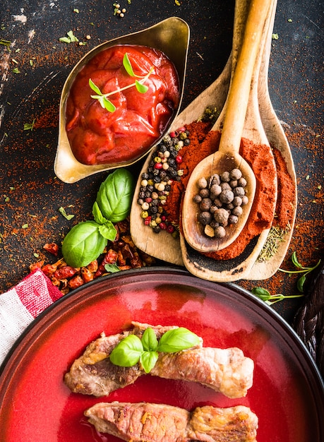 Gegrilltes Fleisch mit Tomatensauce und Gewürzen