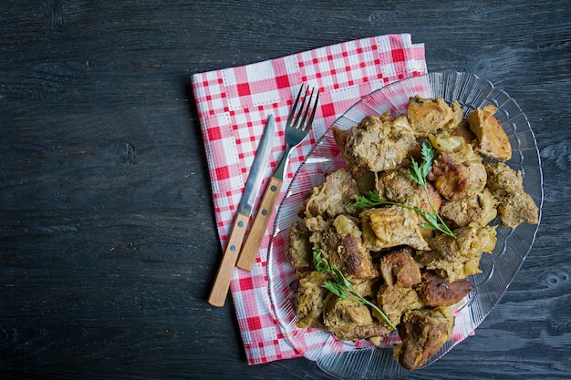 Gegrilltes Fleisch. Schweinefleischaufsteckspindeln in einer Platte.