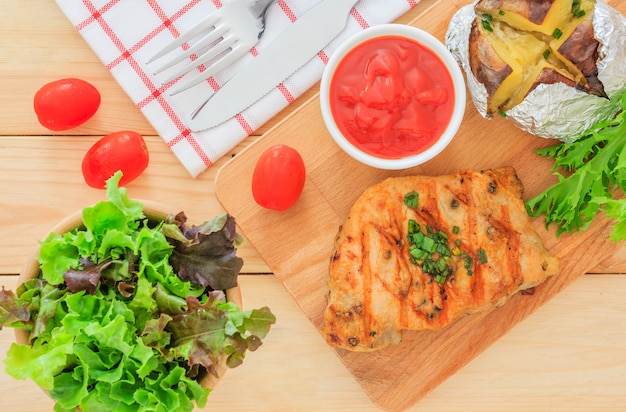 Gegrilltes Fleischsteak auf hölzernem Hintergrund