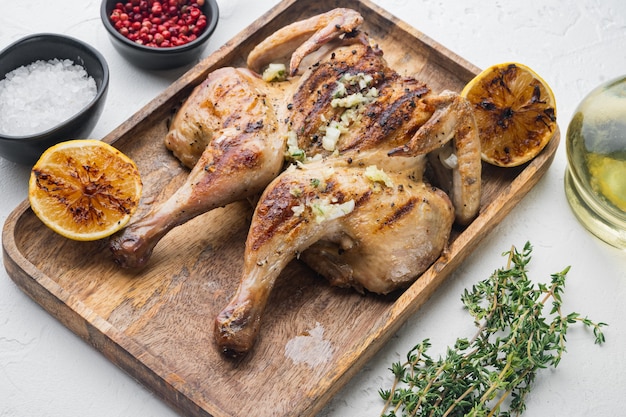 Gegrilltes gebratenes Brathähnchen-Tabaka mit Kräutern