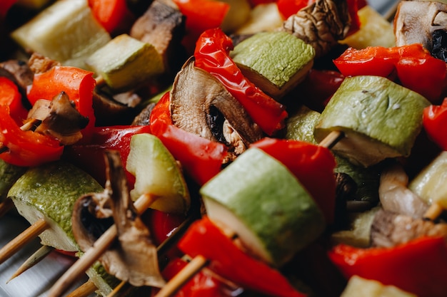 Gegrilltes Gemüse am Holzspieß. Gastronomie. Draufsicht