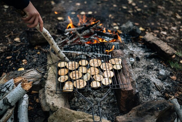 Foto gegrilltes gemüse am lagerfeuer im urlaub.