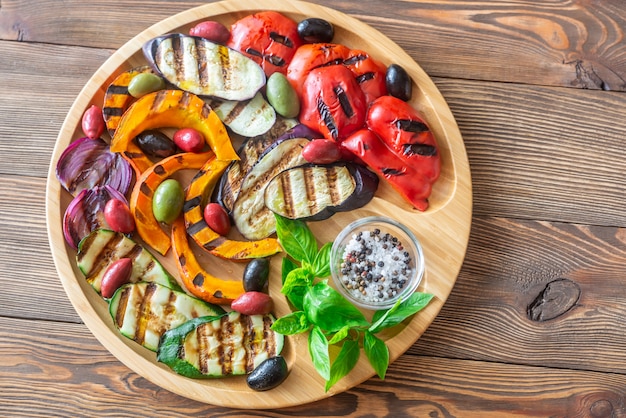 Gegrilltes Gemüse auf dem Holztablett