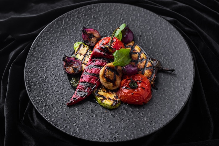 Foto gegrilltes gemüse auf einem schwarzen teller