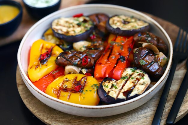 Gegrilltes Gemüse auf einem Teller Gesundes Essen Appetitlich gegrillte Paprika Auberginen Pilze