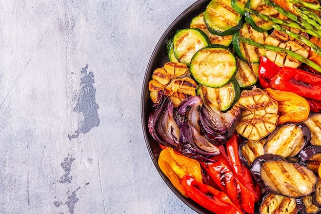 Foto gegrilltes gemüse auf einem teller mit sauce