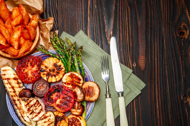 Gegrilltes Gemüse auf Holztisch