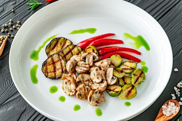 Gegrilltes Gemüse Paprika Pilze Zucchini Paprika und Brüsseler Kohl gesundes und leckeres Lebensmittelkonzept