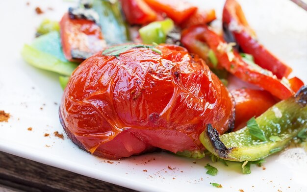 Gegrilltes Gemüse. Tomaten- und Paprikascheiben.