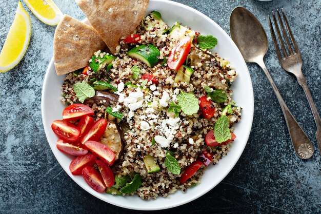 Foto gegrilltes gemüse und quinoa-salat mit feta-käse