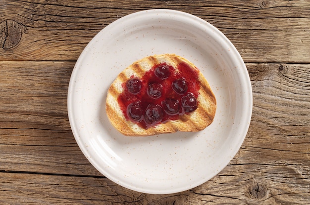 Gegrilltes geröstetes Brot mit Marmelade auf einem weißen Teller