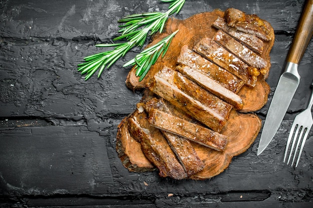 Foto gegrilltes, geschnittenes rindersteak mit rosmarin