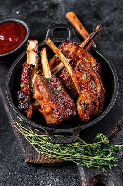 Gegrilltes geschnittenes Rindfleisch oder Kalbfleisch kurze Lendenrippen in einer Pfanne