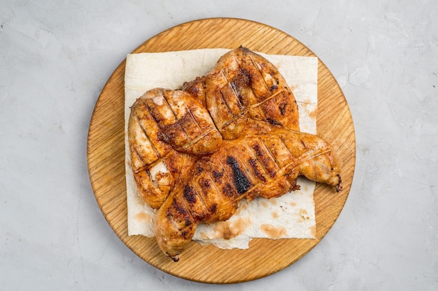 Gegrilltes Hähnchen auf einem Schneidebrett