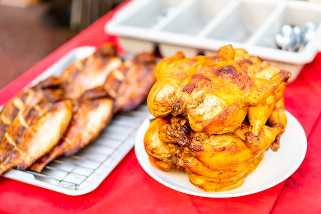 gegrilltes Hähnchen auf Teller