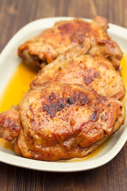 Foto gegrilltes hähnchen auf weißem teller