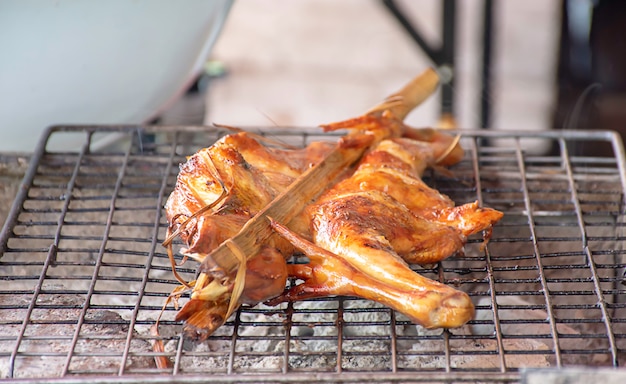 Gegrilltes Hähnchen im Bambus auf dem Grill des Ofens.