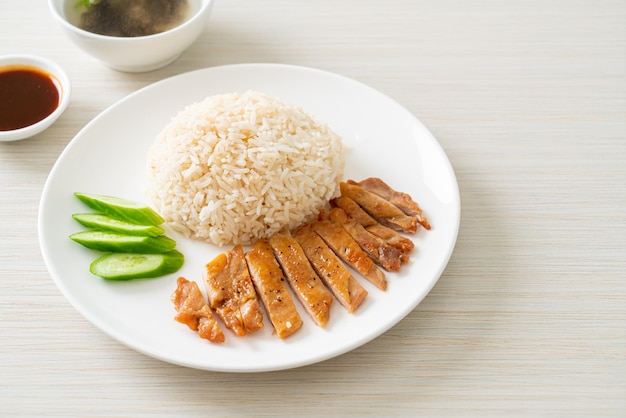 Gegrilltes Hähnchen mit gedämpftem Reis