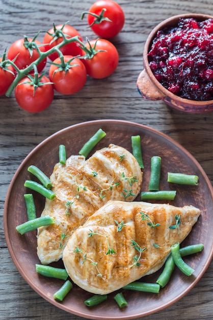 Gegrilltes Hähnchen mit grünen Bohnen und Preiselbeersauce