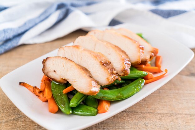 gegrilltes Hähnchen mit grünen Erbsen und Karotten