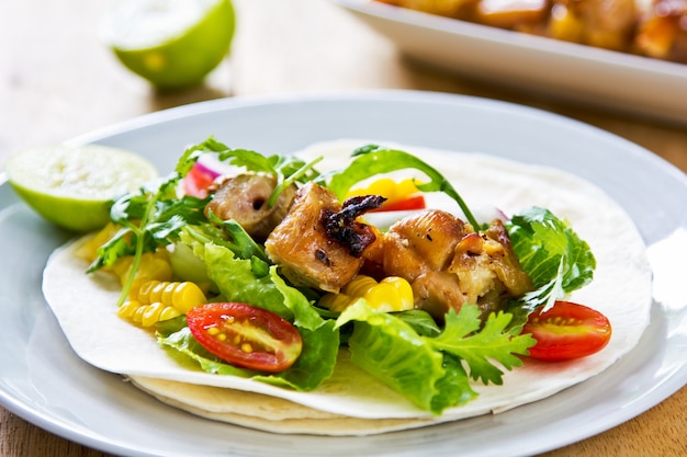 Gegrilltes Hähnchen mit Mais und Gemüsetortillas