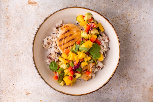 Foto gegrilltes hähnchen mit mango-avocado-salsa und reis