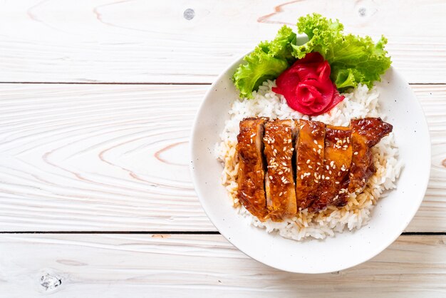 Gegrilltes Hähnchen mit Teriyaki-Sauce auf Reis