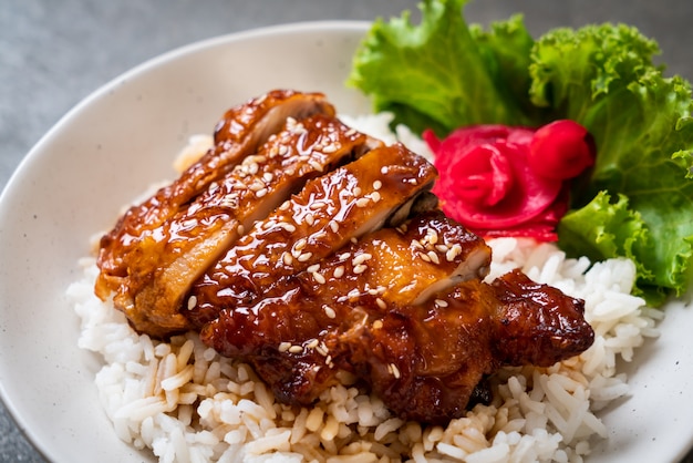 gegrilltes Hähnchen mit Teriyaki-Sauce auf Reis